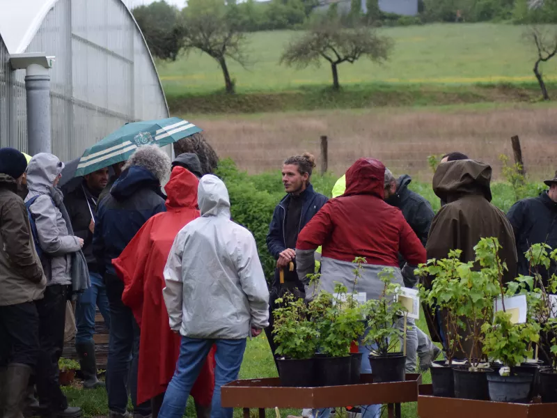 Guillaume avec un groupe de personnes en formation